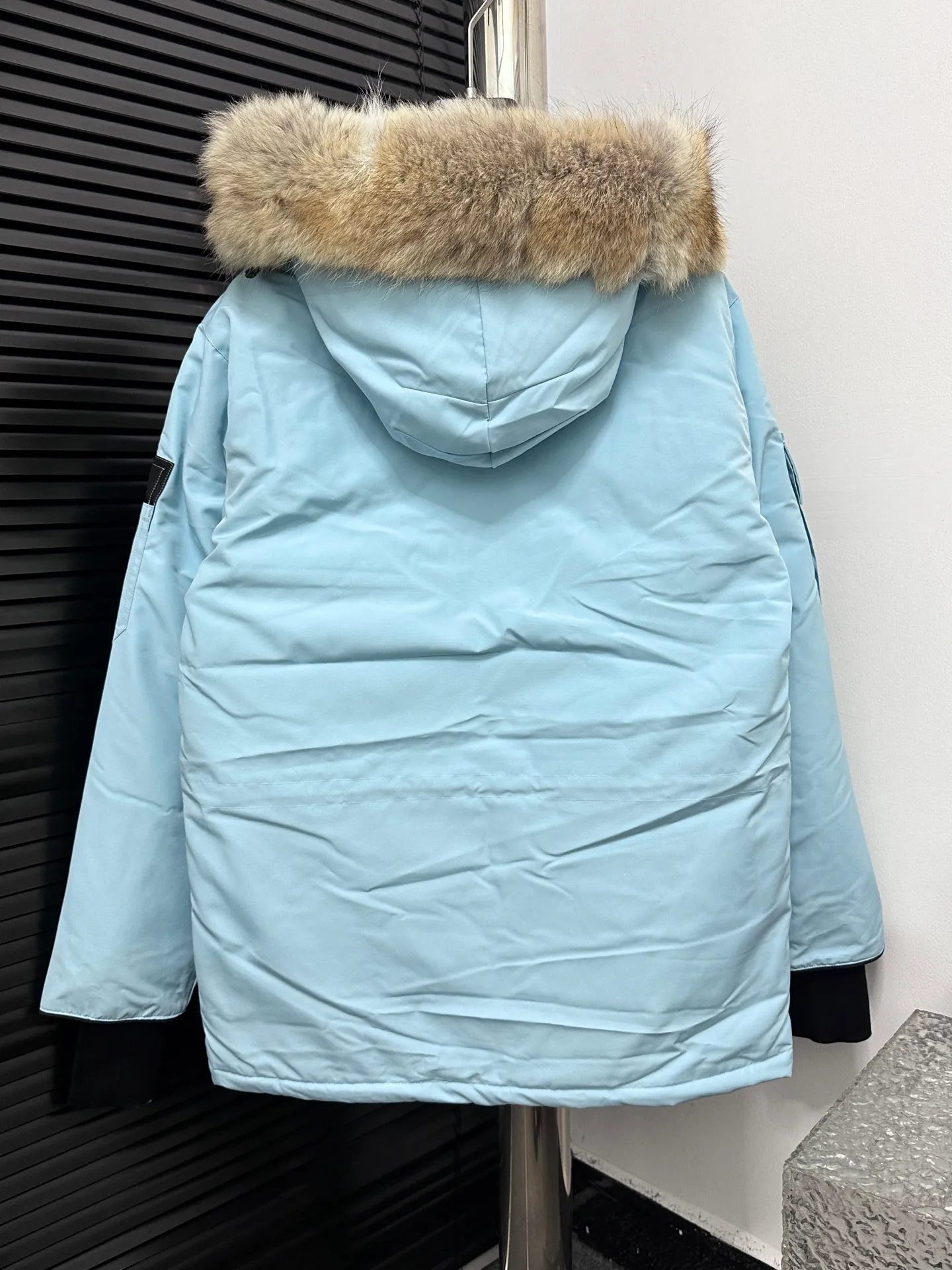 P780 Top Purchasing Version (Wolf Hair Optional) 🇨🇦CANADA GOOES 24 new models 08 models/couple models Factory direct supply: supplying global purchasing agents, micro-business, entities, Tmall, high-end stalls and studio cooperation, free shipping! Canada Goose Expedition Parka 2008 is the same style for men and women. It is mid-length and the most timeless classic. All Arctic and Antarctic scientific expedition teams choose Canada Goose as their cold-proof equipment. It is the Rolls-Royce of down jackets. ➖ Industry-leading anti-counterfeiting chip sensing. ➖ Imported Behringer embroidery machines and customized embroidery labels, the highest level and industry leading. ➖ Imported Korean 21-count polyester-cotton blended original fabric, TC85 waterproof coated fabric, water-repellent, windproof and wear-resistant. ➖ The new national standard 80 white duck down is filled with an average of 520 grams of down. The amount of down filled is industry-leading. ➖ 100% nylon lining with double double-layer sealing design to prevent velvet running, and seamless thread design on the cuffs! ➖ Western Canadian Green Wolf Collar. ➖ Yoshida YKK provides original factory-customized electroplated sliders. YKK two-way lockable zippers are tight and smooth and do not peel off paint. ➖ 3M composite Velcro is durable and the accessories and hardware are all custom-made. Note: Our copywriting is only simple and clear. Instead of bragging about the copywriting, it is better to compare and understand with samples. Only for the purest goose, the most dedicated, the most professional, the highest quality, the highest cost performance!  Size:XS-XXL